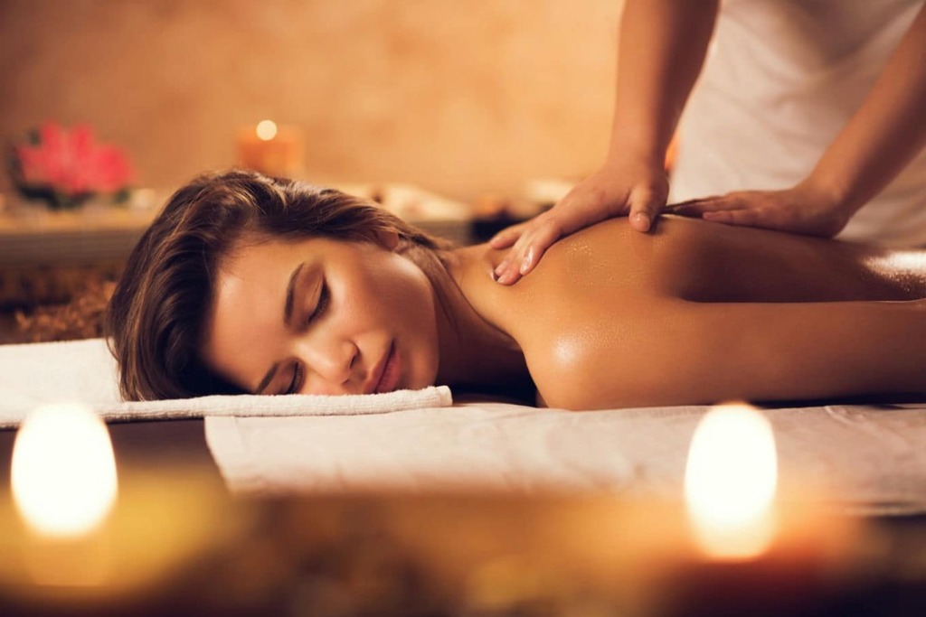 kobieta na masażu relaksacyjnym